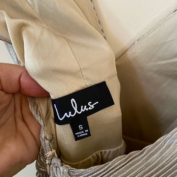 Lulus Turn Up Silver Metallic Pleated V-Neck Culotte Jumpsuit Size S NWT - Picture 9 of 11